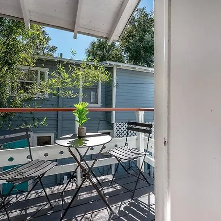 Jungle Themed Apt. Close To Coffee, Food + Shops!